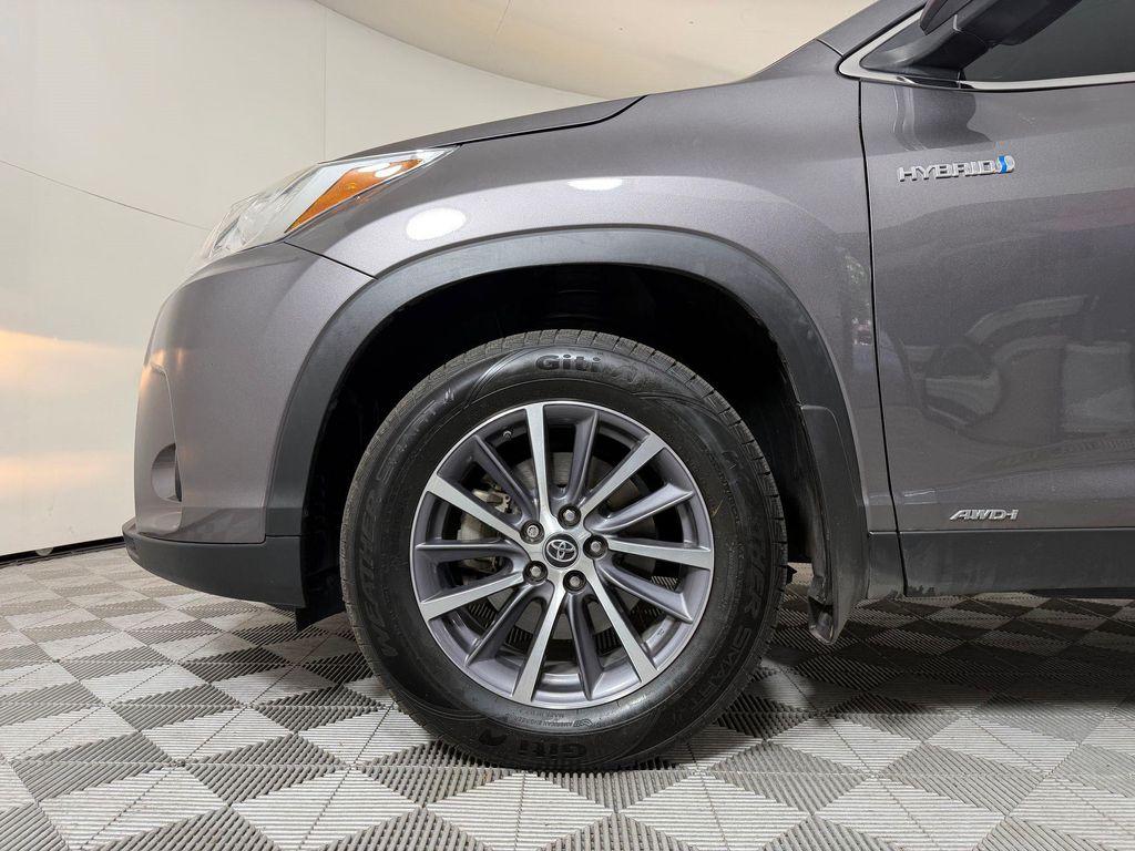 used 2019 Toyota Highlander Hybrid car, priced at $29,376