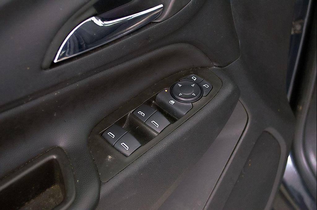 used 2023 Chevrolet Equinox car, priced at $21,298