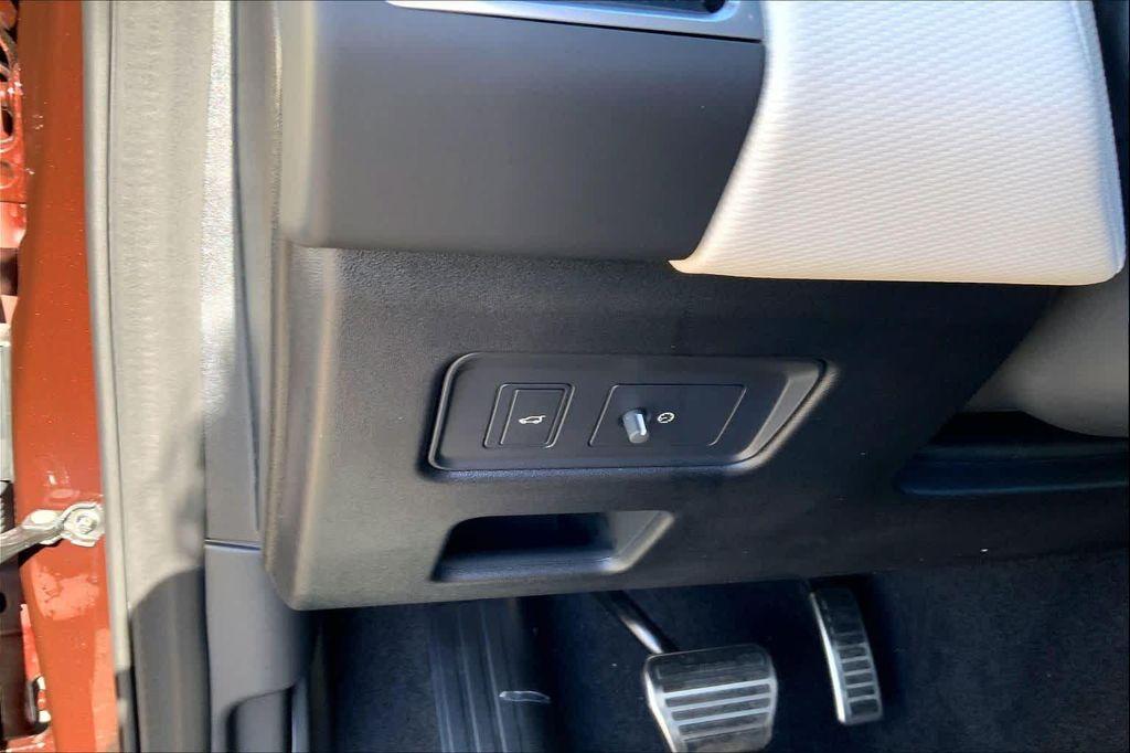 new 2026 Land Rover Discovery car, priced at $75,670