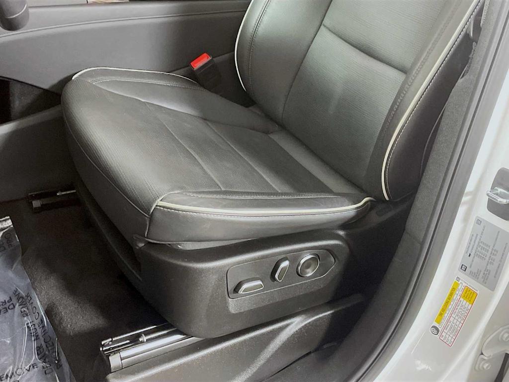 used 2024 Cadillac Escalade ESV car, priced at $80,895