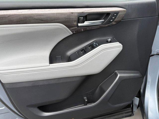 used 2021 Toyota Highlander Hybrid car, priced at $27,997