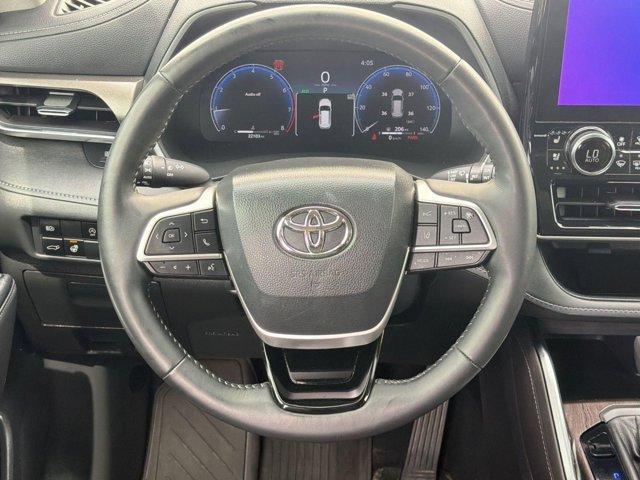 used 2023 Toyota Highlander car, priced at $37,999