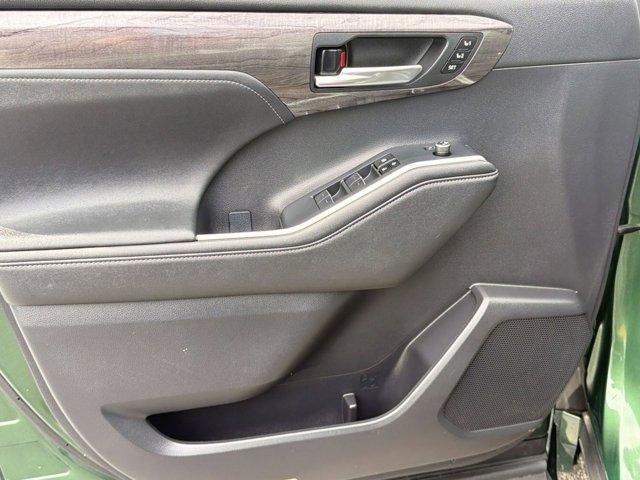 used 2023 Toyota Highlander car, priced at $37,999