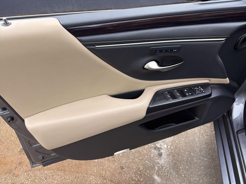 used 2021 Lexus ES 300h car, priced at $25,784