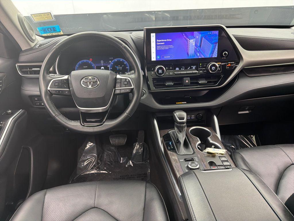 used 2023 Toyota Highlander car, priced at $36,884