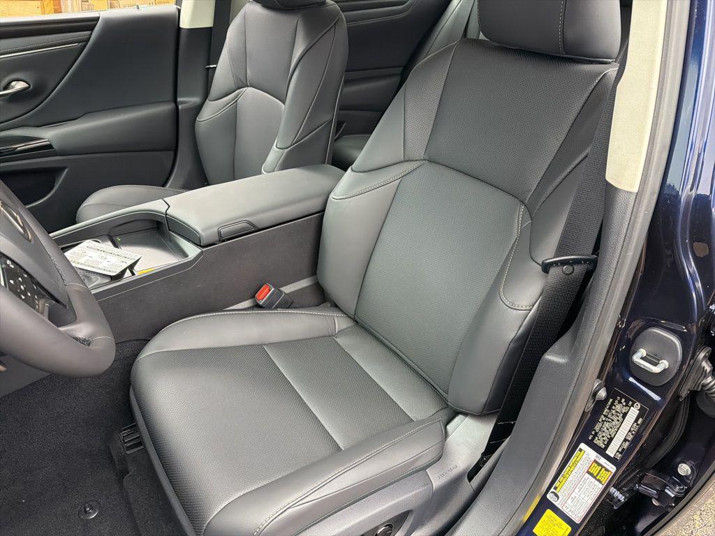 new 2025 Lexus ES 350 car, priced at $45,426