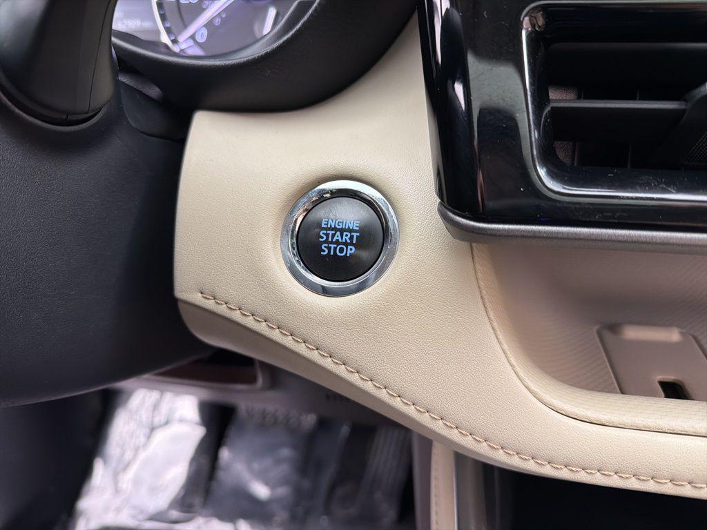 used 2022 Toyota Highlander car, priced at $33,284