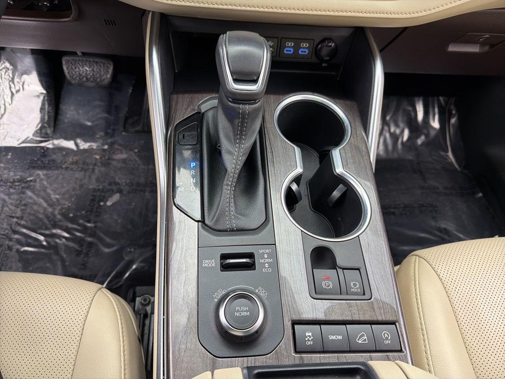 used 2022 Toyota Highlander car, priced at $33,284
