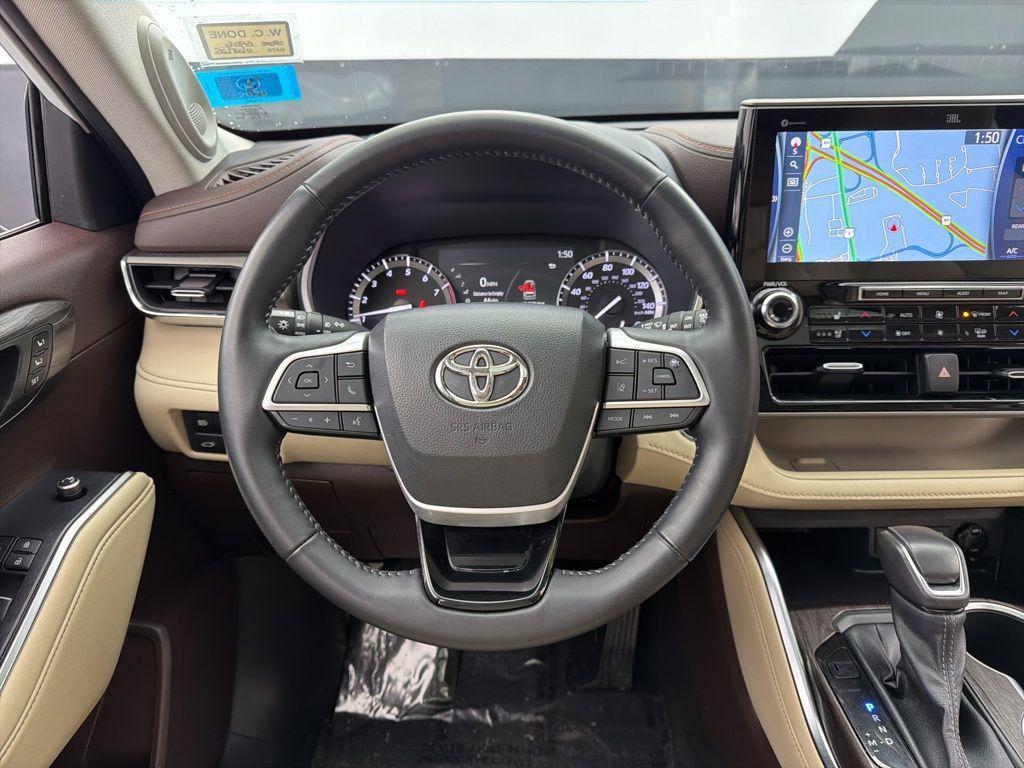 used 2022 Toyota Highlander car, priced at $33,284