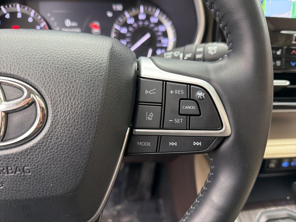 used 2022 Toyota Highlander car, priced at $33,284