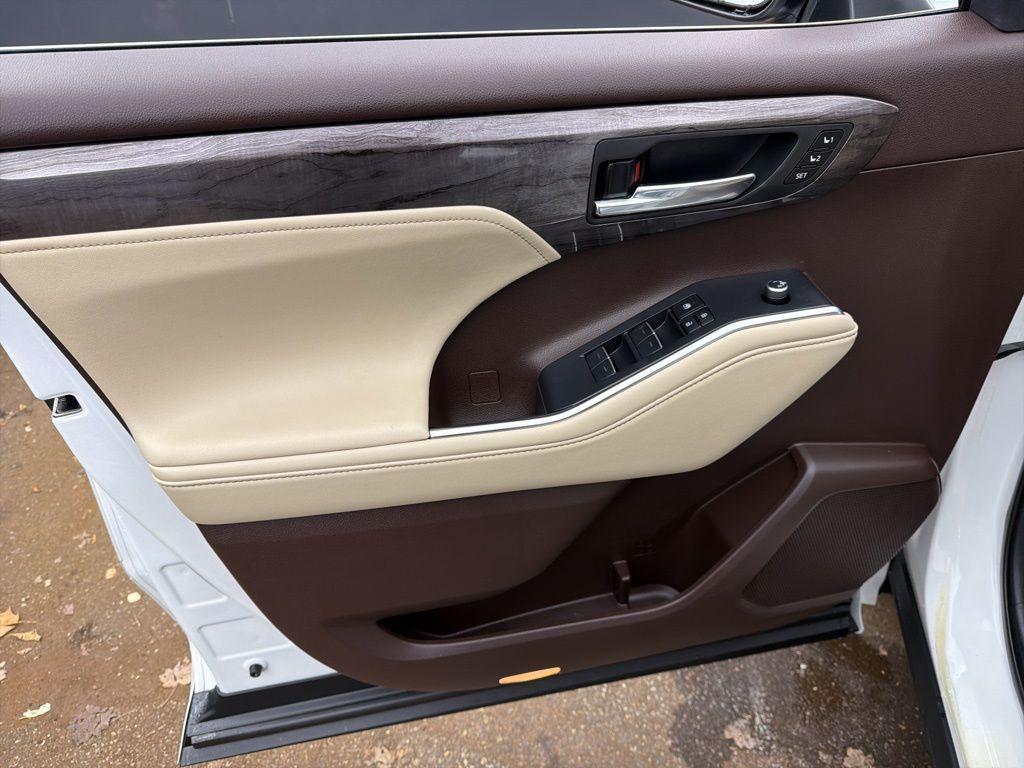 used 2022 Toyota Highlander car, priced at $33,284