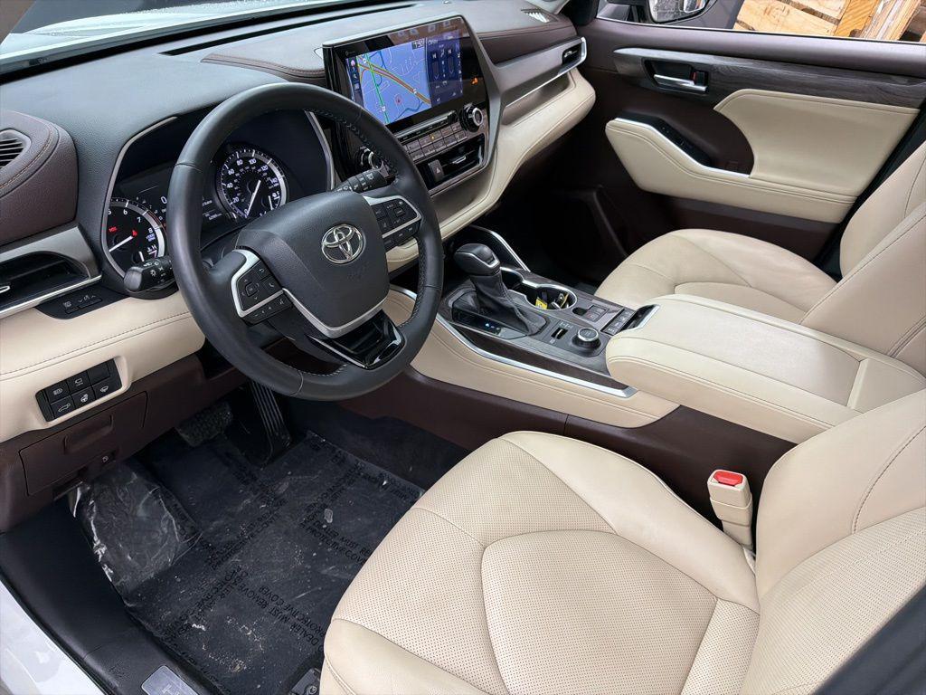 used 2022 Toyota Highlander car, priced at $33,284