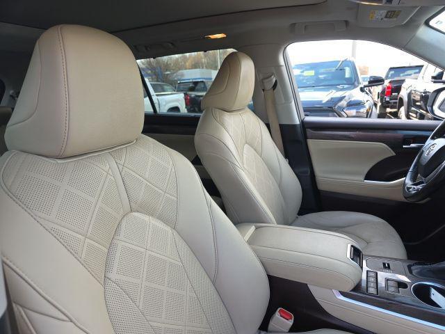 used 2020 Toyota Highlander Hybrid car, priced at $28,945