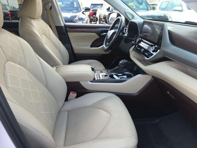 used 2020 Toyota Highlander Hybrid car, priced at $28,945