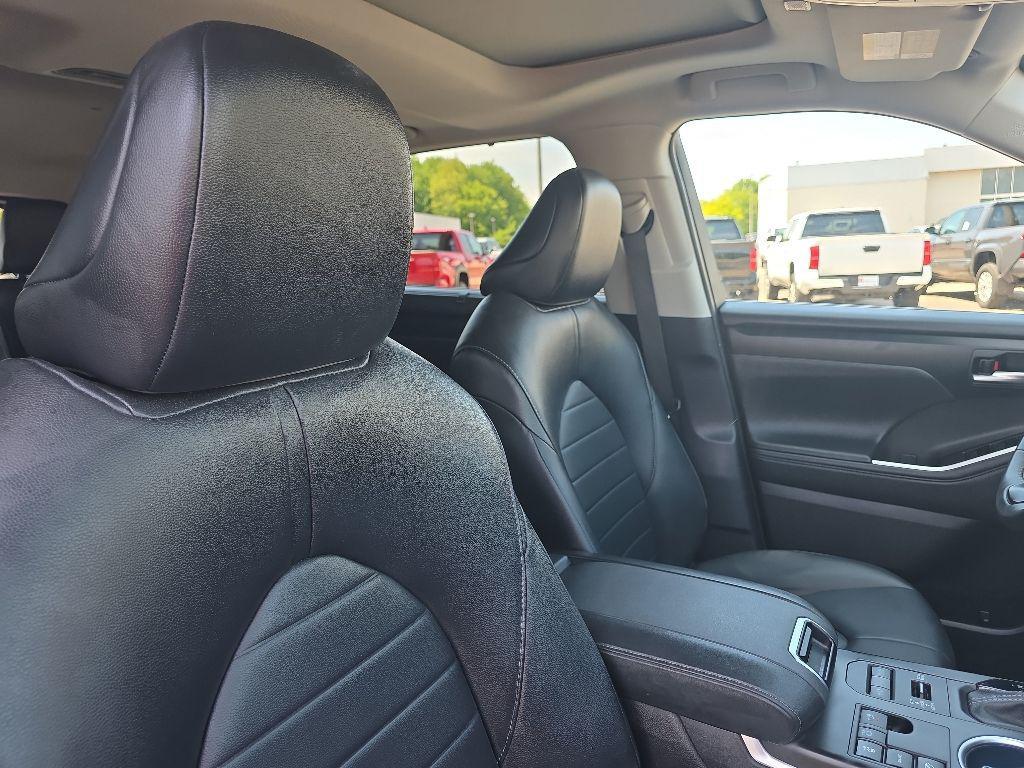 used 2025 Toyota Highlander car, priced at $46,328