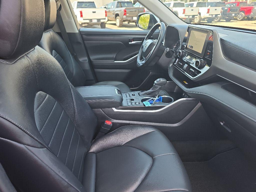 used 2025 Toyota Highlander car, priced at $46,328