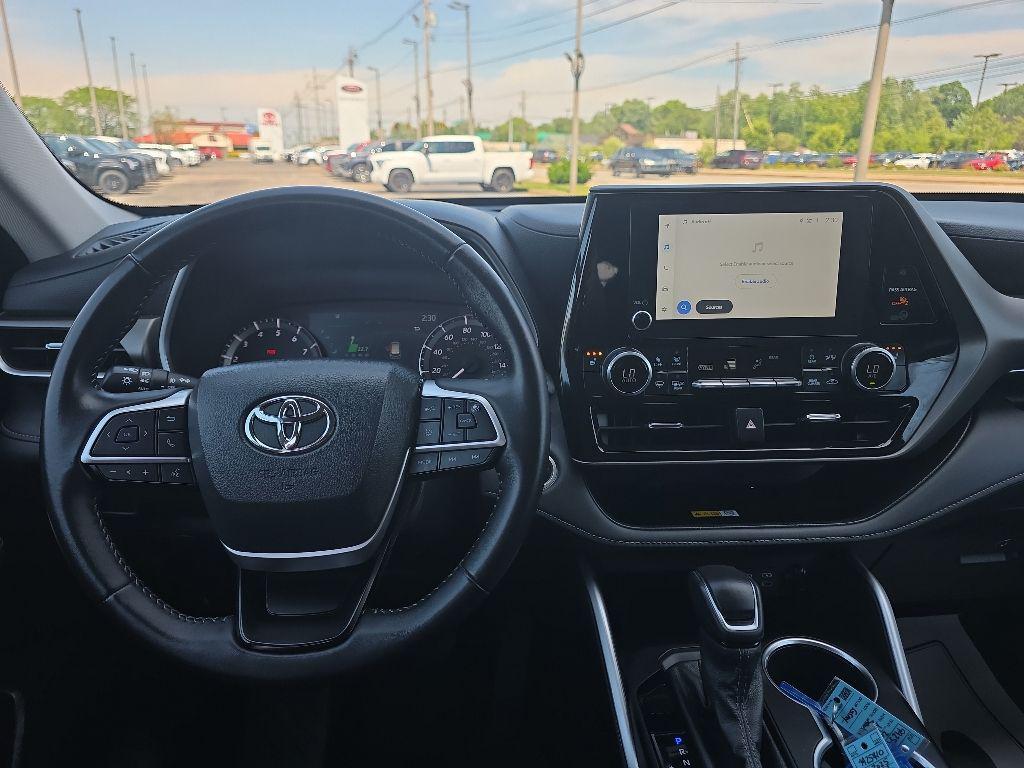 used 2025 Toyota Highlander car, priced at $46,328