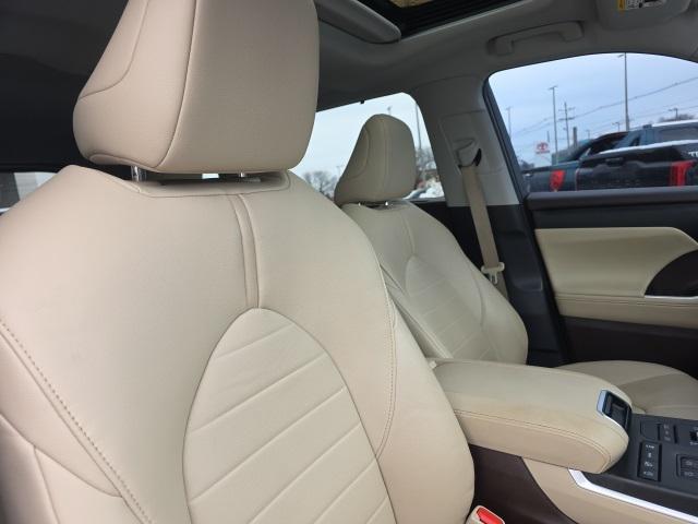 used 2020 Toyota Highlander car, priced at $29,998