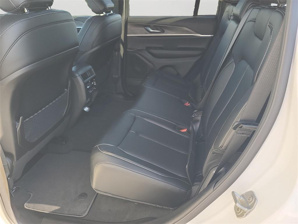 new 2025 Jeep Grand Cherokee car, priced at $42,000