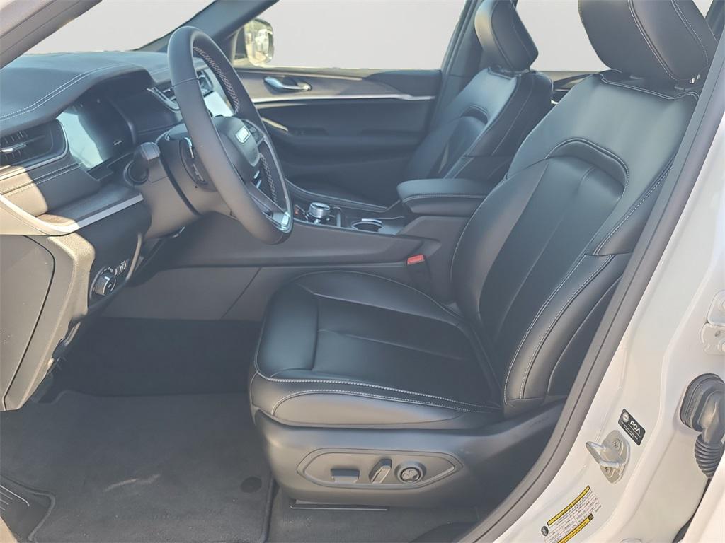 new 2025 Jeep Grand Cherokee car, priced at $42,000