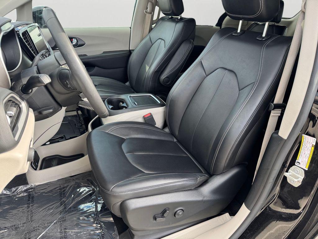 used 2024 Chrysler Pacifica car, priced at $23,995