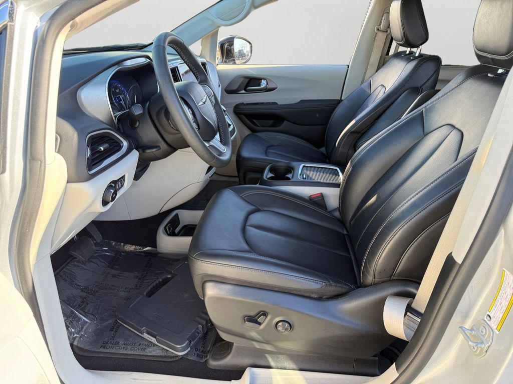 used 2024 Chrysler Pacifica car, priced at $27,995