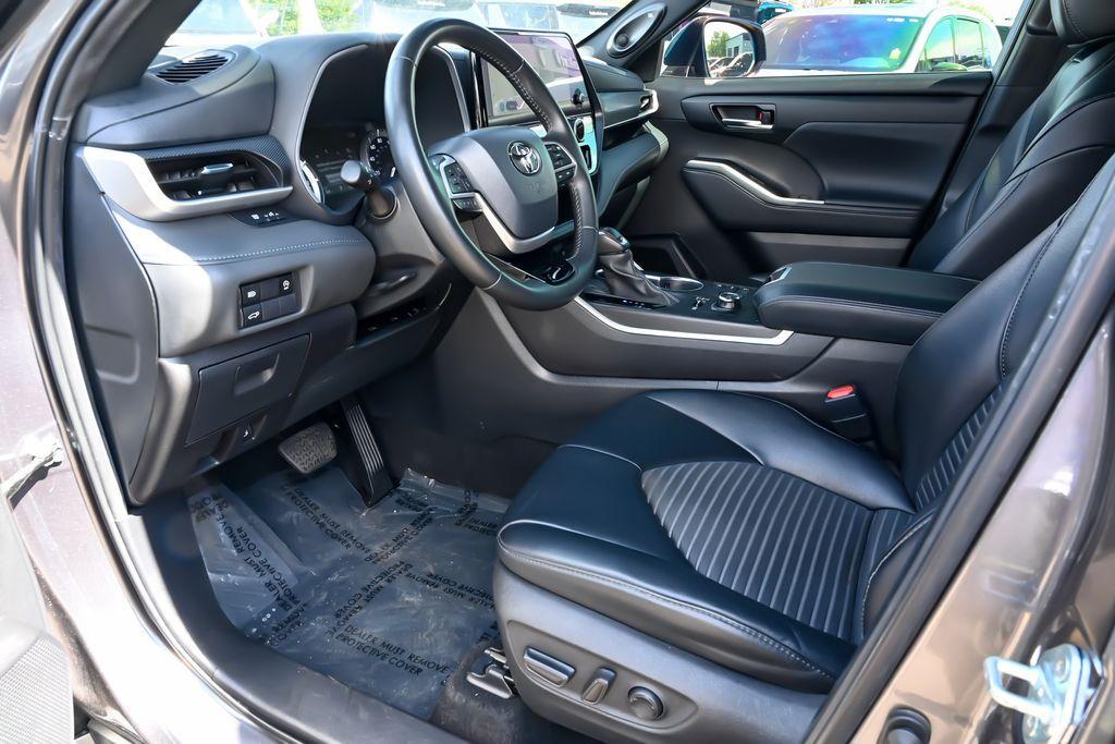 used 2024 Toyota Highlander car, priced at $35,949