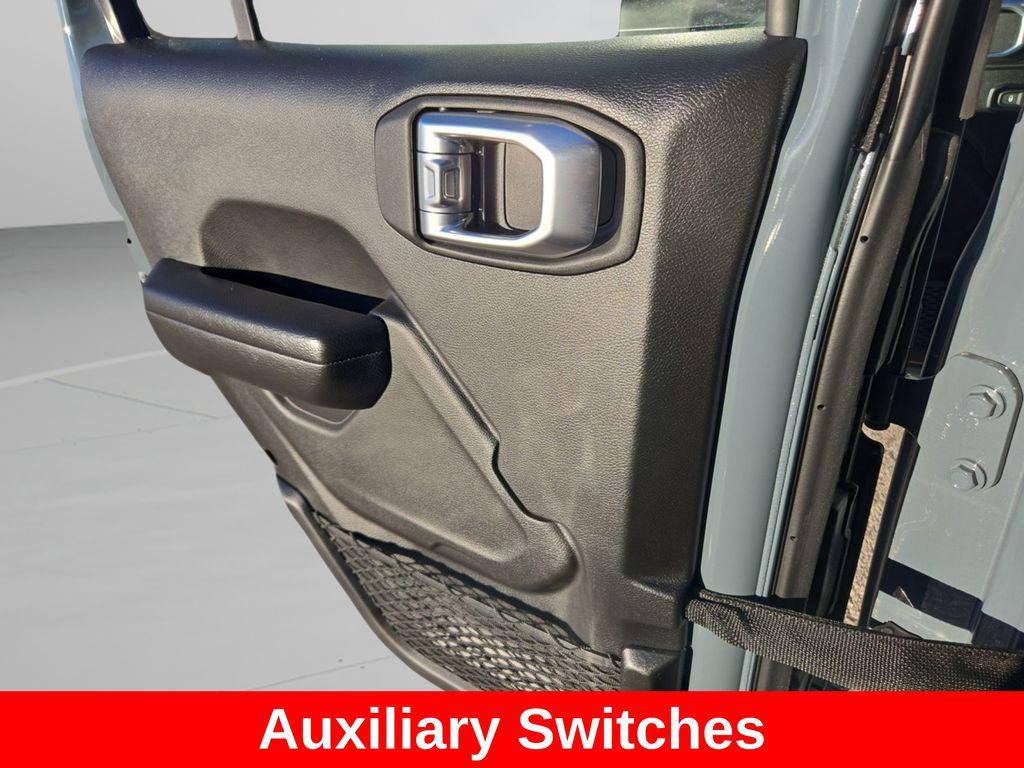 new 2025 Jeep Gladiator car, priced at $43,185