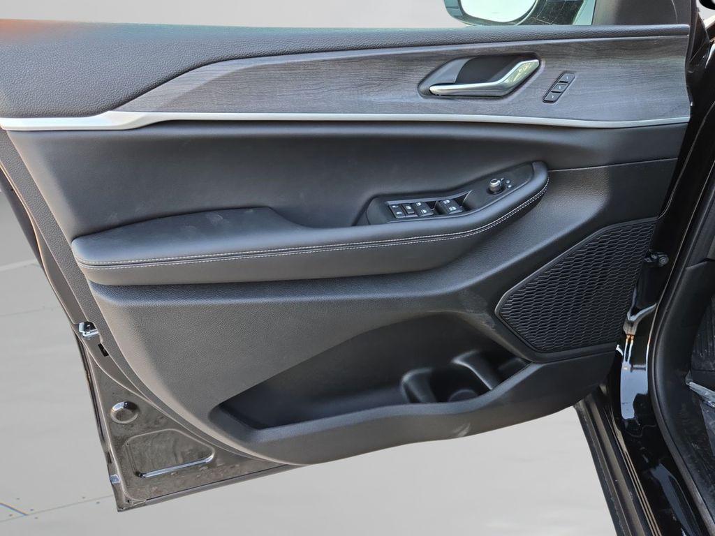 new 2025 Jeep Grand Cherokee car, priced at $36,907