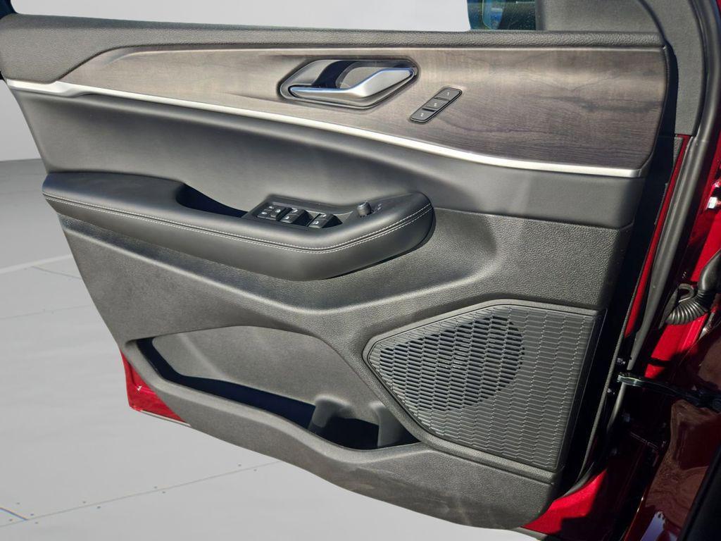 new 2025 Jeep Grand Cherokee L car, priced at $39,195