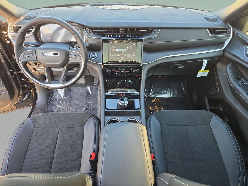 new 2025 Jeep Grand Cherokee car, priced at $39,000