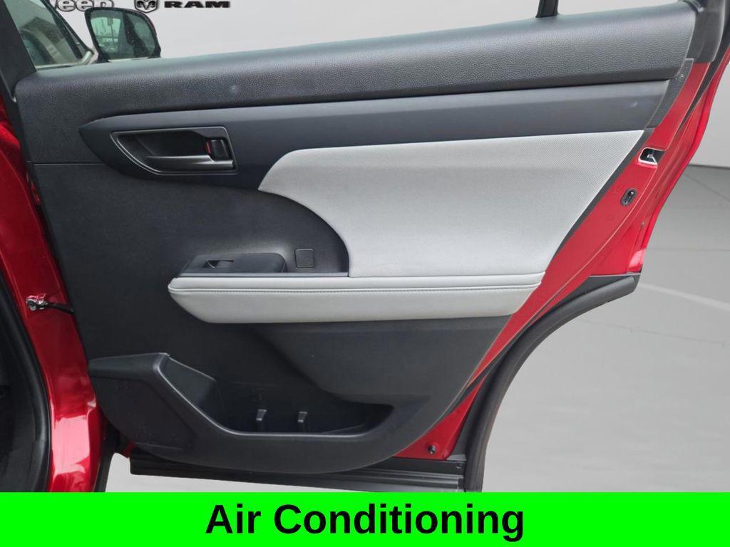 used 2023 Toyota Highlander car, priced at $29,466