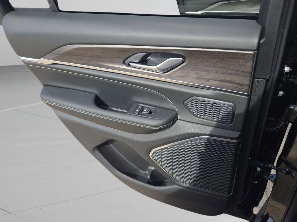 new 2025 Jeep Grand Cherokee car, priced at $53,570