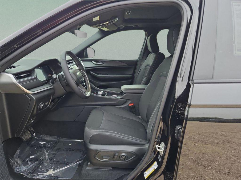 new 2025 Jeep Grand Cherokee car, priced at $36,857