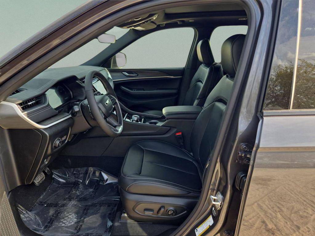 new 2025 Jeep Grand Cherokee car, priced at $46,186