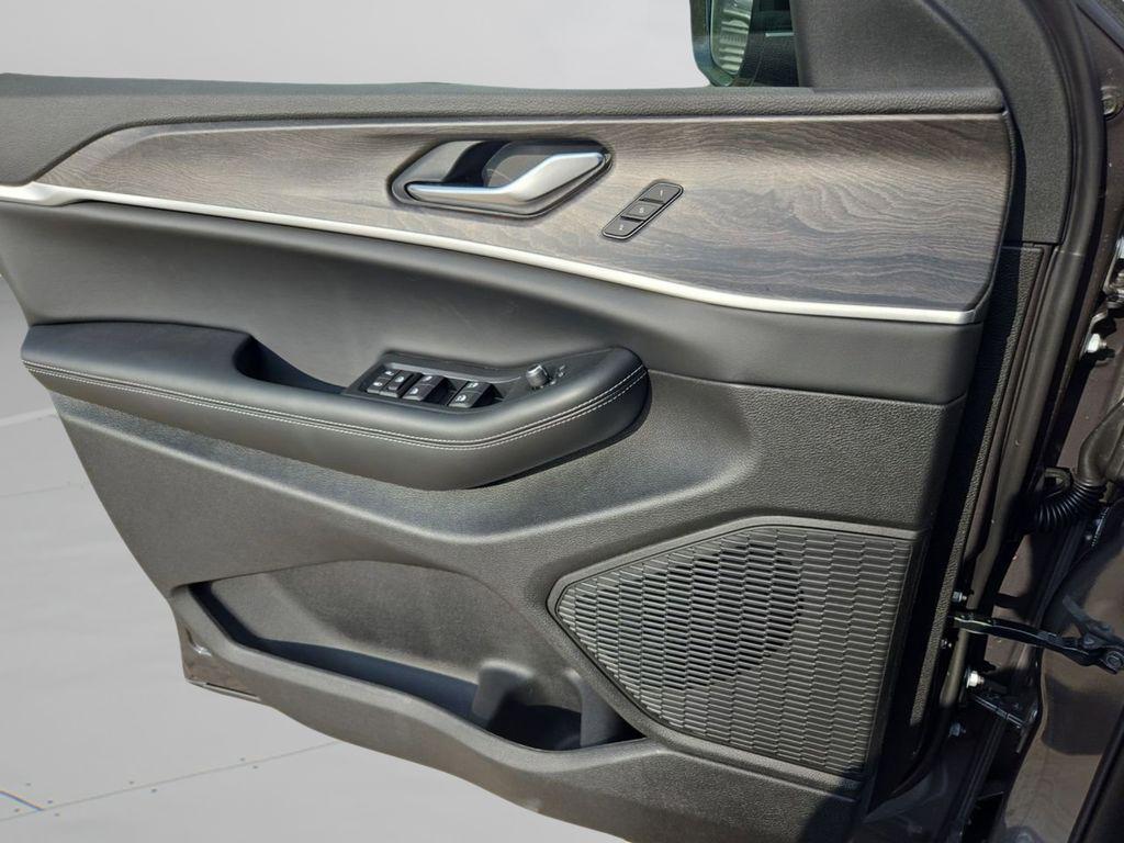 new 2025 Jeep Grand Cherokee car, priced at $46,186