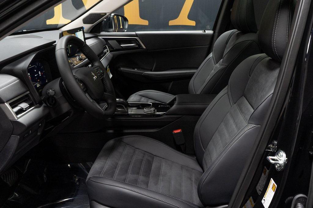 new 2025 Mitsubishi Outlander car