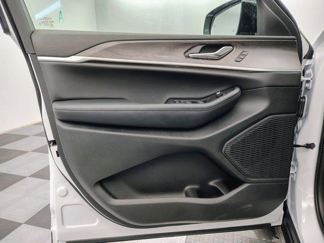 new 2025 Jeep Grand Cherokee car, priced at $44,248