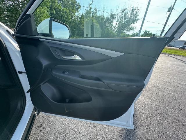 new 2025 Buick Envista car, priced at $25,600