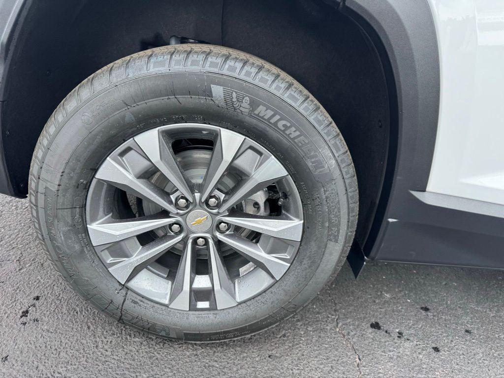 new 2026 Chevrolet Equinox car, priced at $33,100