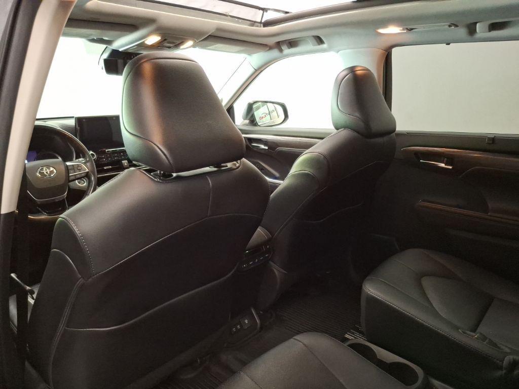 used 2021 Toyota Highlander car, priced at $37,999