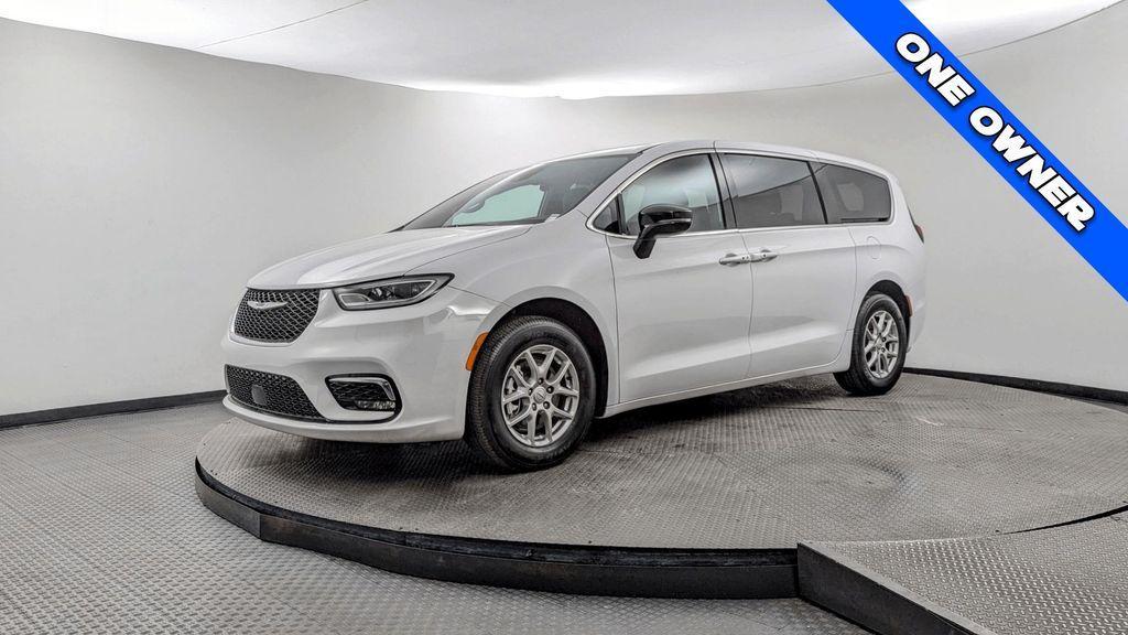 used 2026 Chrysler Pacifica car, priced at $31,999