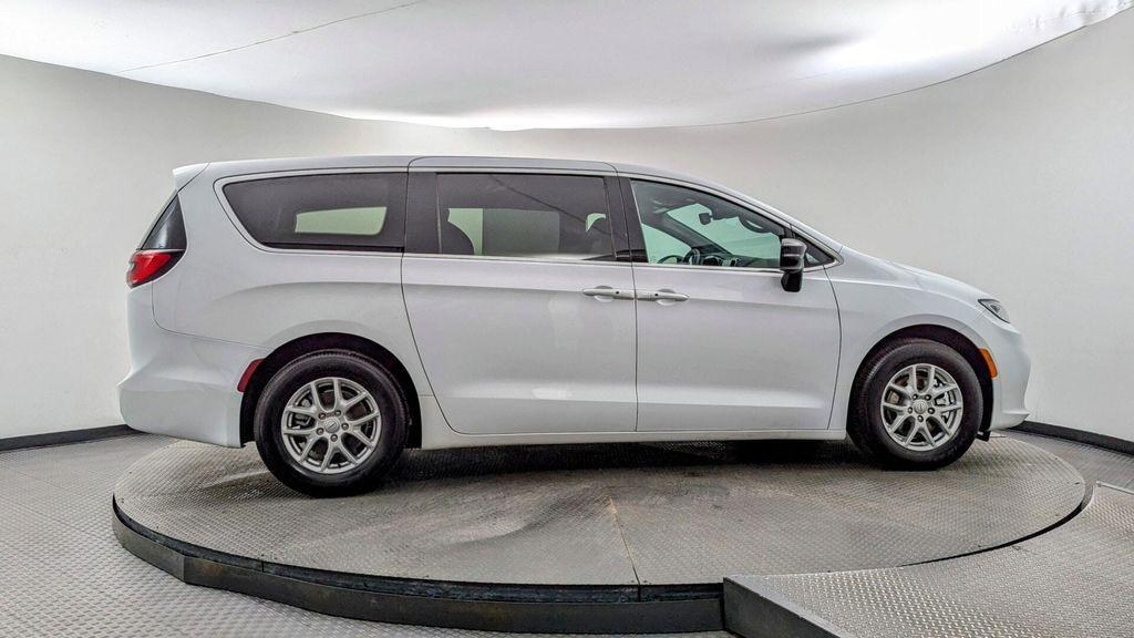 used 2026 Chrysler Pacifica car, priced at $31,999