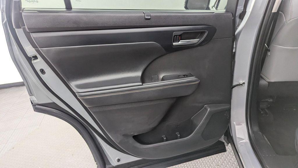 used 2023 Toyota Highlander Hybrid car, priced at $29,999