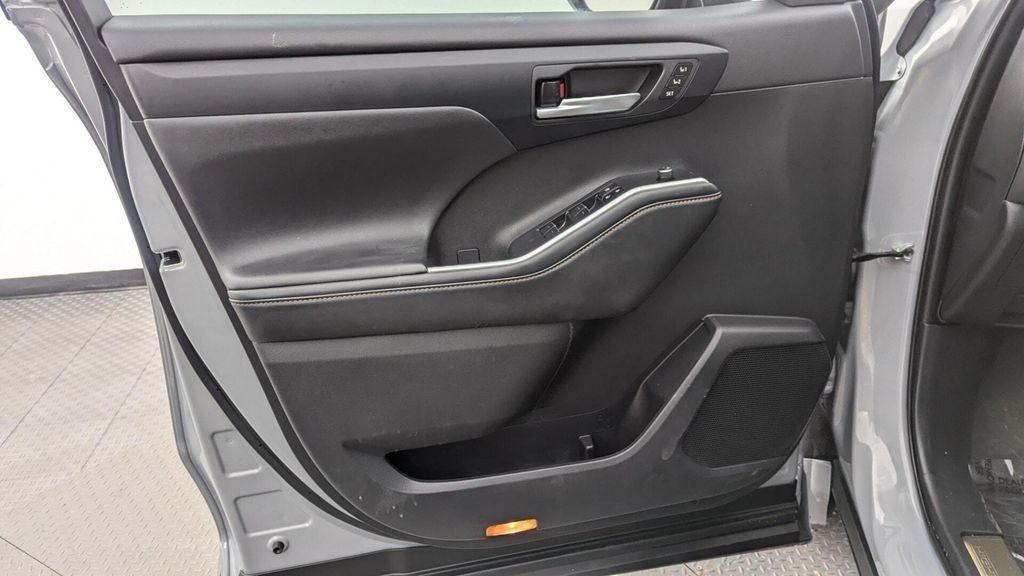 used 2023 Toyota Highlander Hybrid car, priced at $29,999