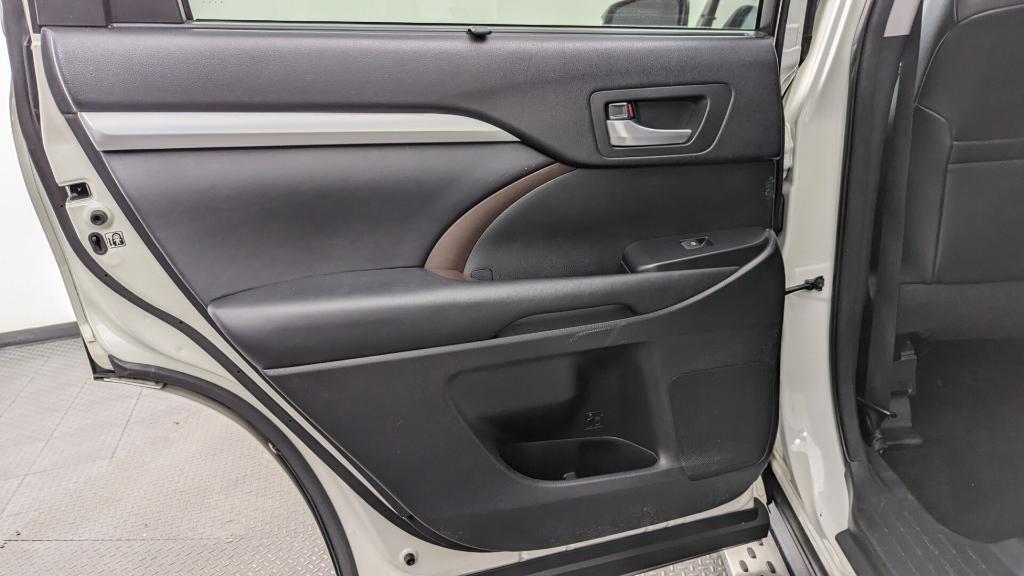 used 2015 Toyota Highlander car, priced at $15,899