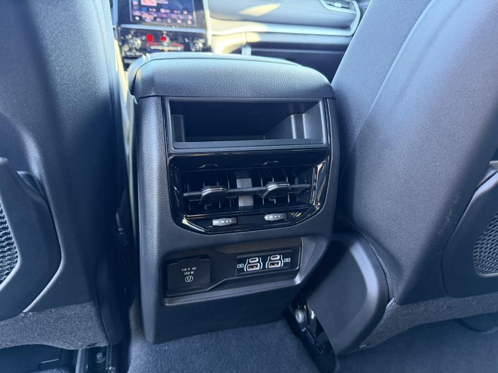 new 2025 Jeep Grand Cherokee car, priced at $38,901