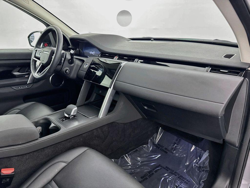 Land Rover Discovery Sport view 30