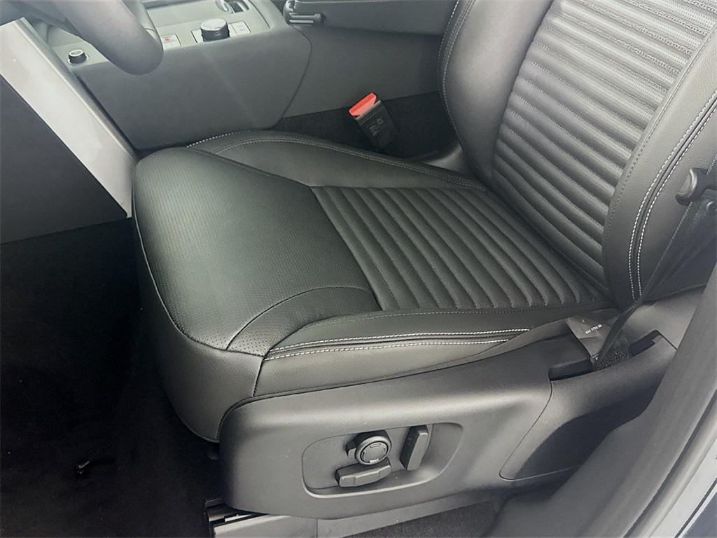 new 2025 Land Rover Discovery car, priced at $70,050