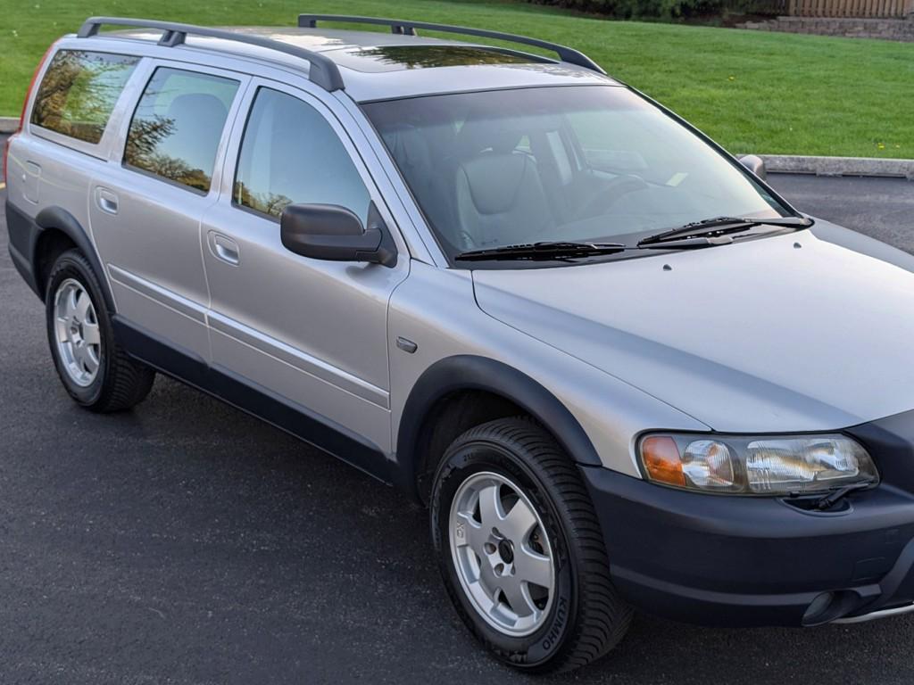 used 2001 Volvo V70 car, priced at $9,995